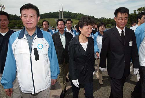 박근혜 대표와 김덕룡 원내대표등 의원들이 참배를 마친뒤 묘역을 나서고 있다. 